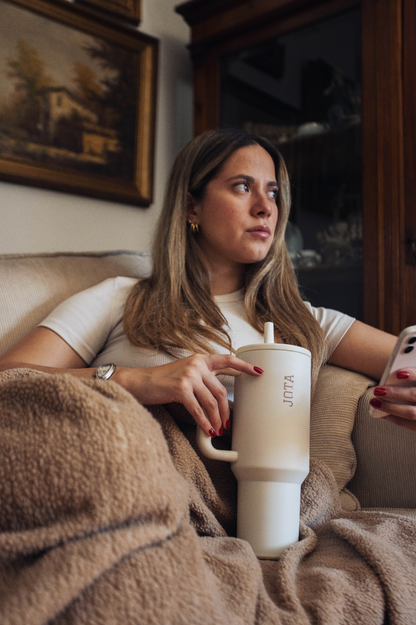 Mug JOTA | 1200ml + base de silicona de regalo + 2 tapas extras